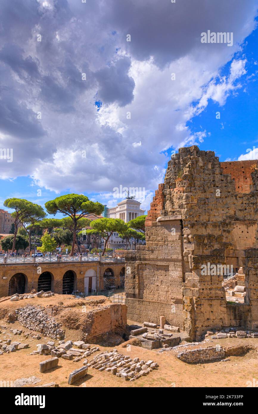 Paysage urbain de Rome : les ruines du Forum de Nerva (Forum Transatorium) et de la via dei Fori Imperiali, en arrière-plan l'autel de la paix. Banque D'Images