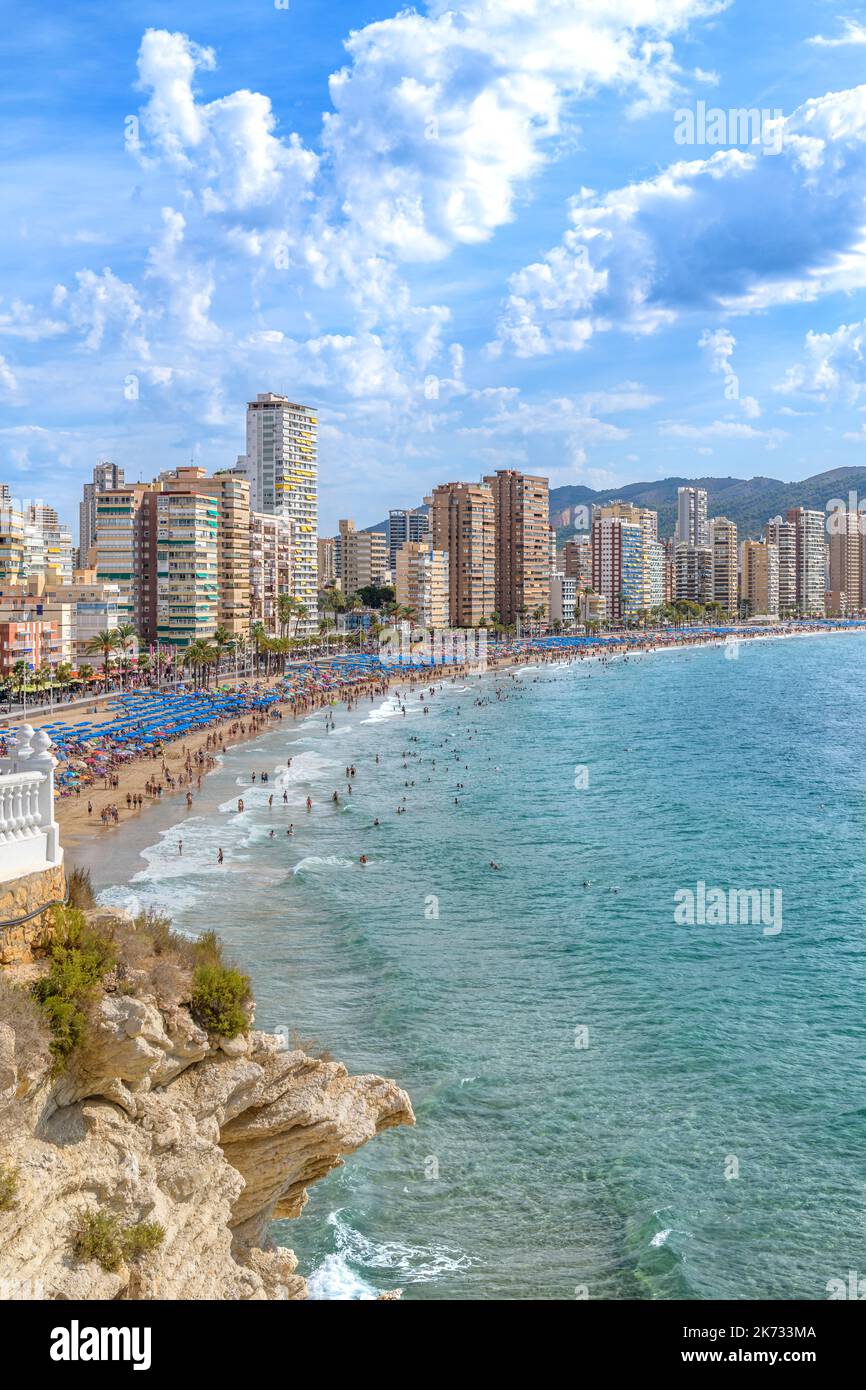 Le front de mer, la promenade et les plages populaires de la plage Levante à Benidorm sur la côte méditerranéenne de la Costa Blanca, en Espagne. Banque D'Images