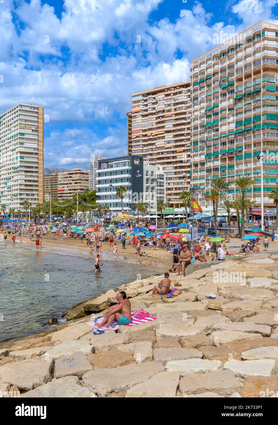 Le front de mer, la promenade et les plages populaires de la plage Levante à Benidorm sur la côte méditerranéenne de la Costa Blanca, en Espagne. Banque D'Images