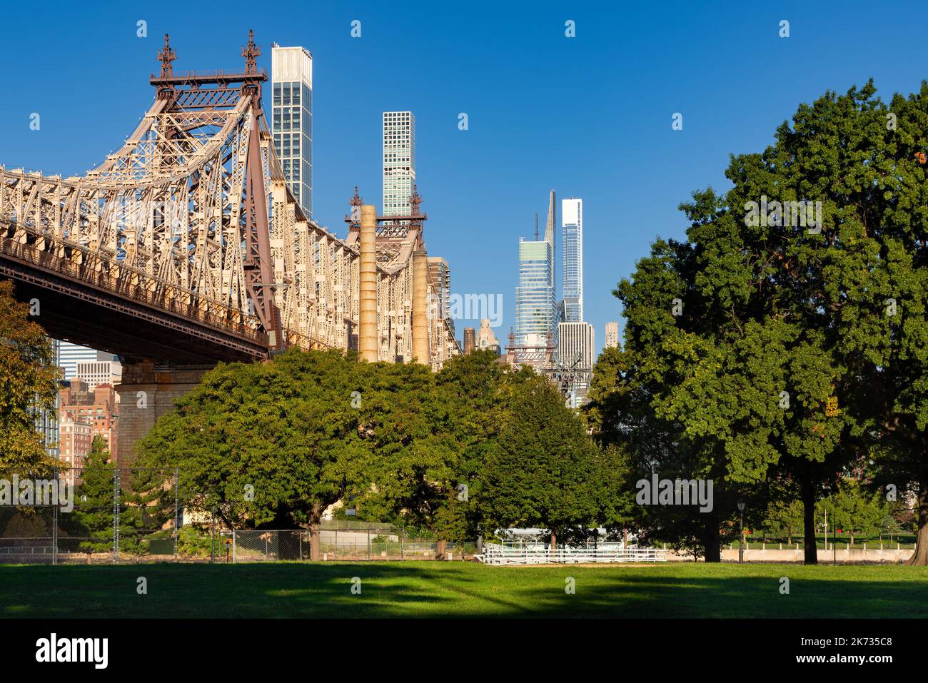 Pont Queensboro en été au départ du parc Queensbridge à long Island City. Vue sur les gratte-ciels de l'Upper East Side, Manhattan, New York Banque D'Images