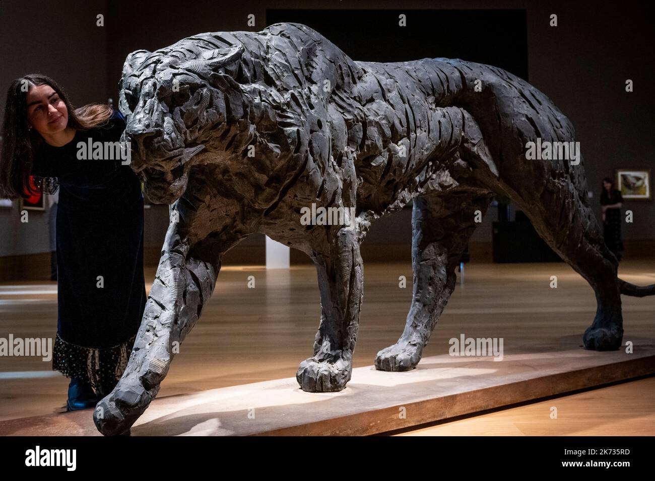 Londres, Royaume-Uni. 17 octobre 2022. Un membre du personnel a vue sur ‘Triding Tiger’, une médaille de bronze de l’artiste sud-africain Dylan Lewis (environ £60 000 - 80 000 £) lors d’un avant-goût de la vente d’art africain moderne et contemporain de Bonham, qui a lieu dans les galeries de la rue New Bond de Bonham le 19 octobre. Credit: Stephen Chung / Alamy Live News Banque D'Images