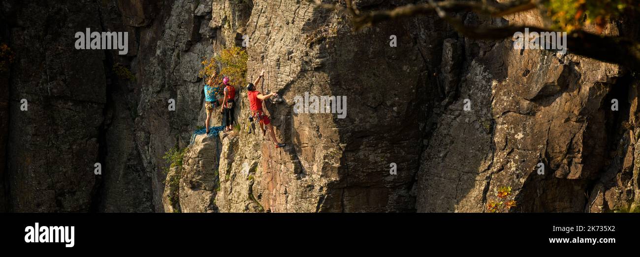 Grimpeurs de roche. Un style de vie actif, des passe-temps risqués, un arrière-plan sportif d'adrénaline dangereux. Groupe d'amis grimpant le mur de rocher de Hradok en Slovaquie. Banque D'Images