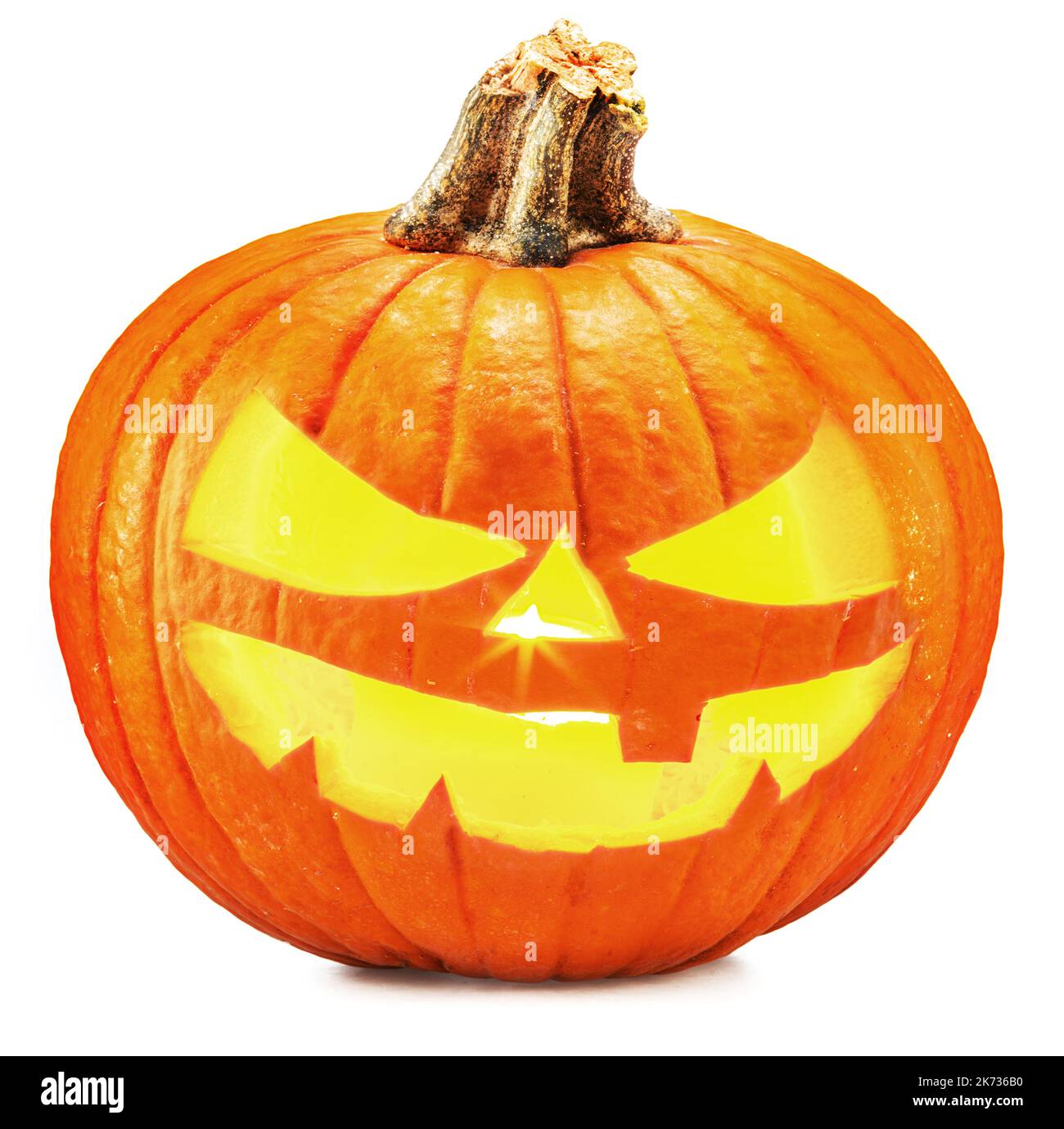 Citrouille sculptée pour les lanternes d'Halloween avec des sourires effrayants et une bougie à l'intérieur isolée sur fond blanc. Banque D'Images