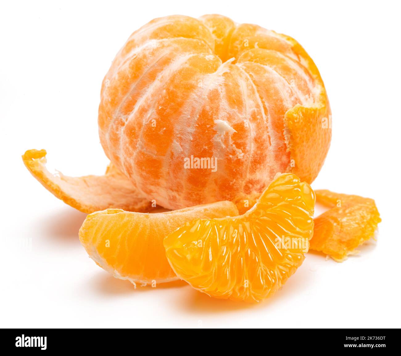 Fruits de mandarine mûrs avec et tranches de mandarine sur fond blanc. Banque D'Images