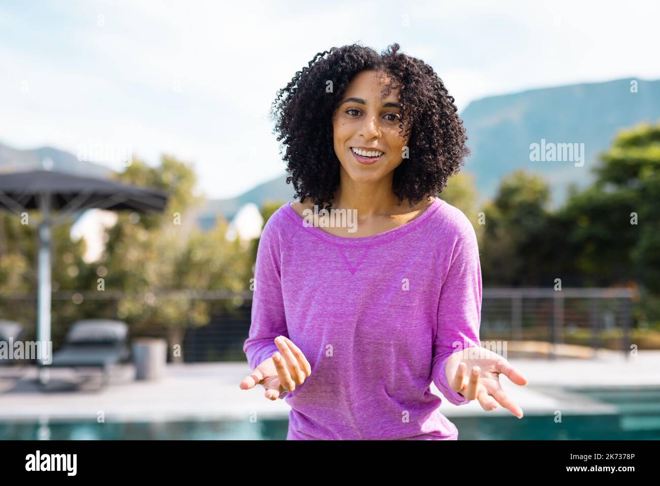 Portrait d'une heureuse femme biraciale souriant dans le jardin Banque D'Images