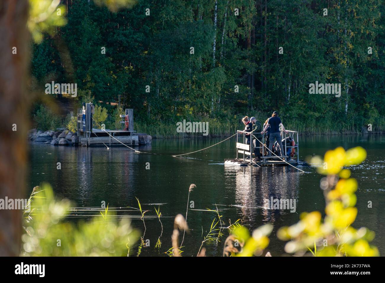 Kouvola, Finlande. 11 septembre 2022. Ketunlossi (le Fox Ferry), ferry tiré à la main avec des personnes à bord dans le parc national de Repovesi Banque D'Images