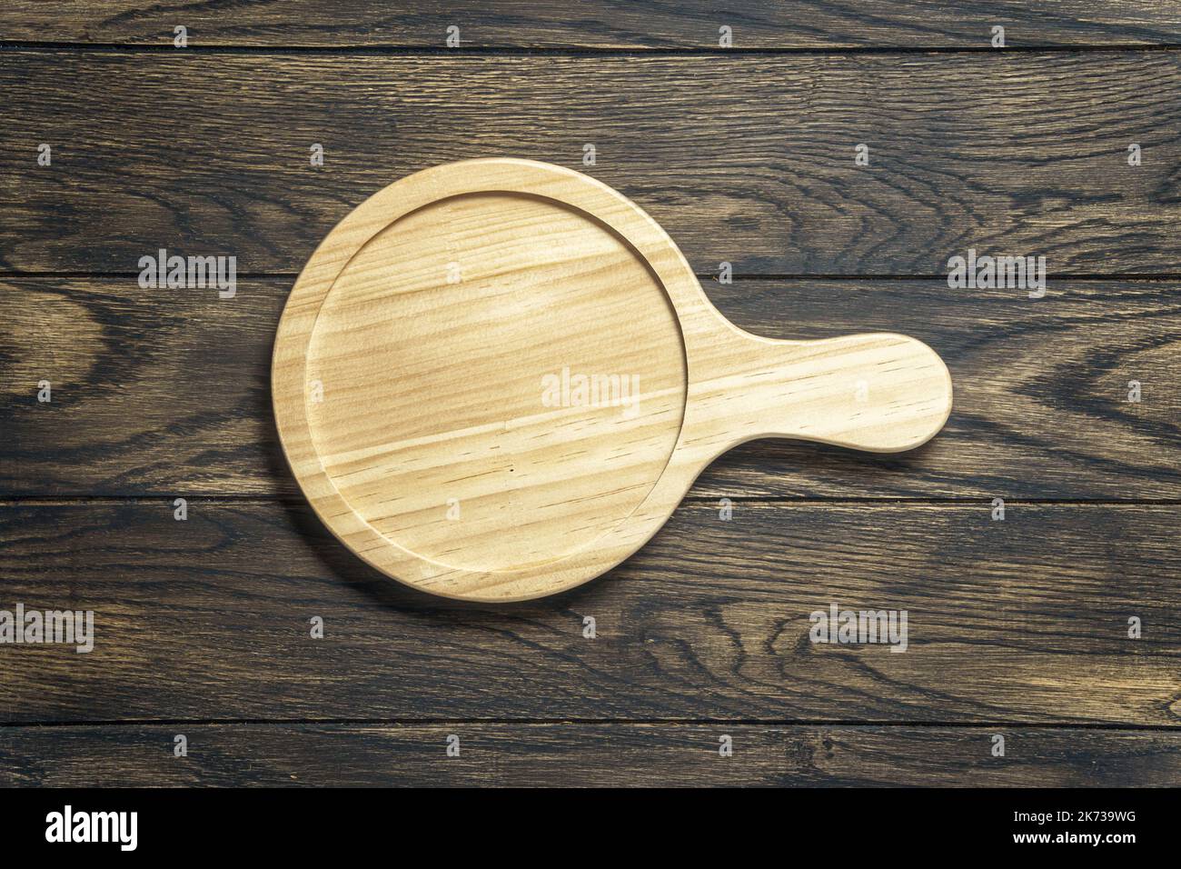 Plateau en bois sur table en chêne. Accessoires de cuisine pour servir. Vue de dessus avec espace de copie Banque D'Images