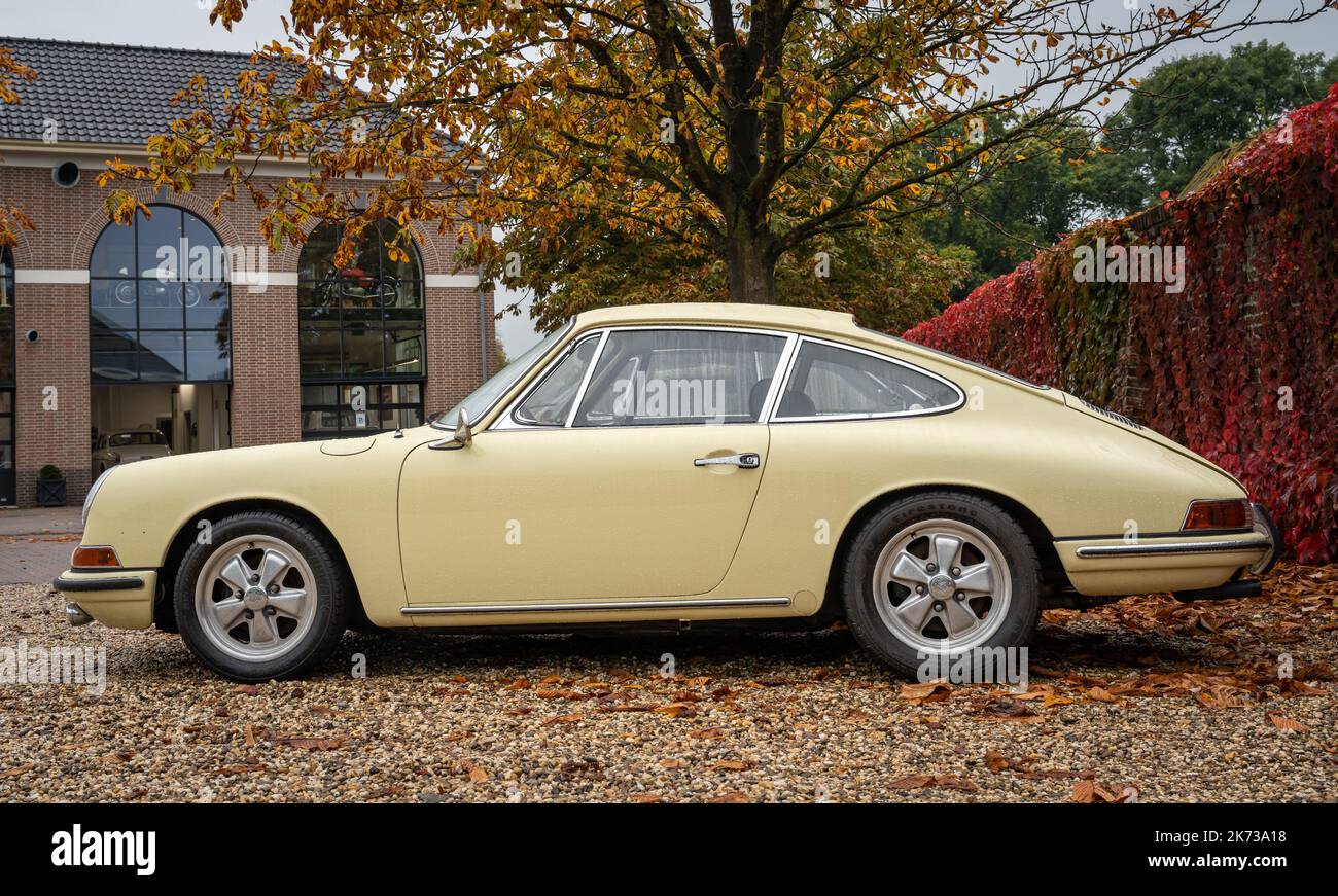 Brummen, province Gelderland, pays-Bas, 15.10.2022, vue latérale de l'ancienne Porsche 912 de la 1960s Banque D'Images