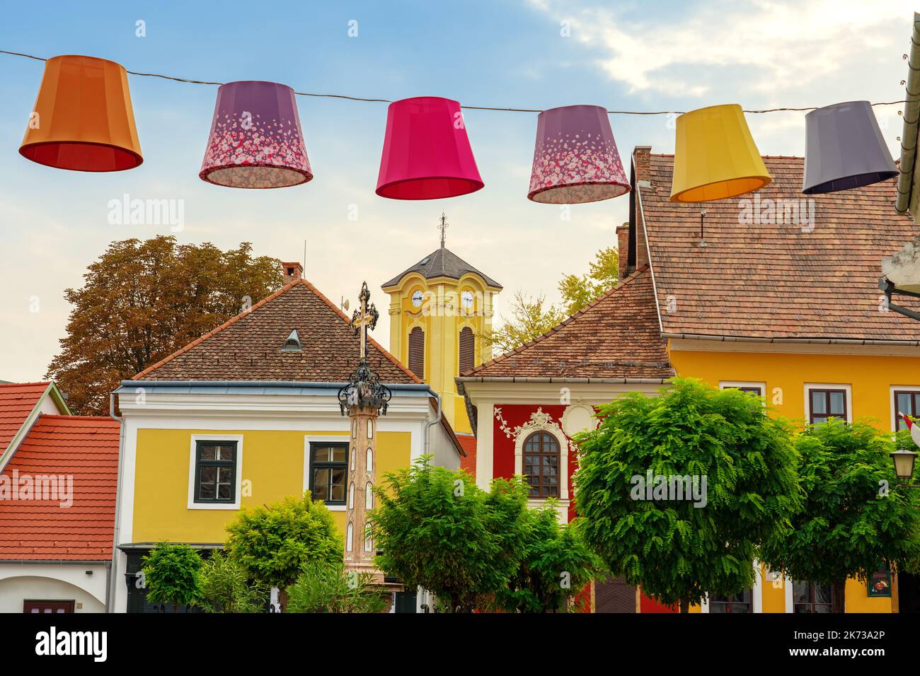 Place principale de la belle Szentendre à côté de Budapest en Hongrie avec des décorations de bannière colorées Banque D'Images