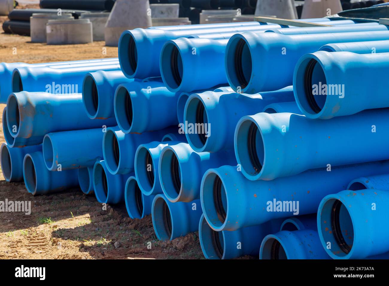 Nouveaux tuyaux en plastique bleu PVS pour le drainage des fosses septiques sur le site de construction à domicile Banque D'Images