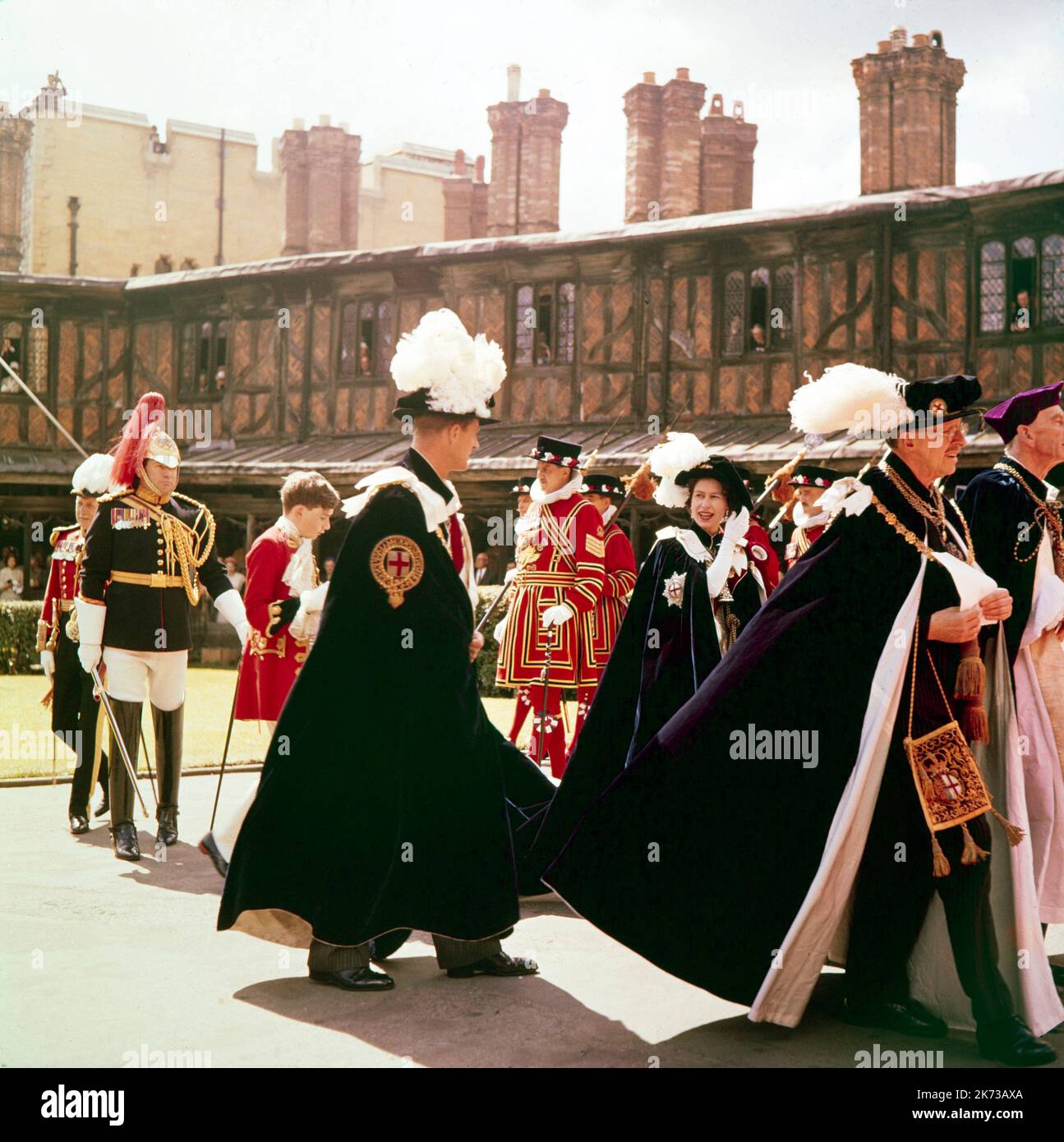 La reine Elizabeth et le prince Phillip assistent à la cérémonie du Garter au château de Windsor au début de 1960s. Banque D'Images