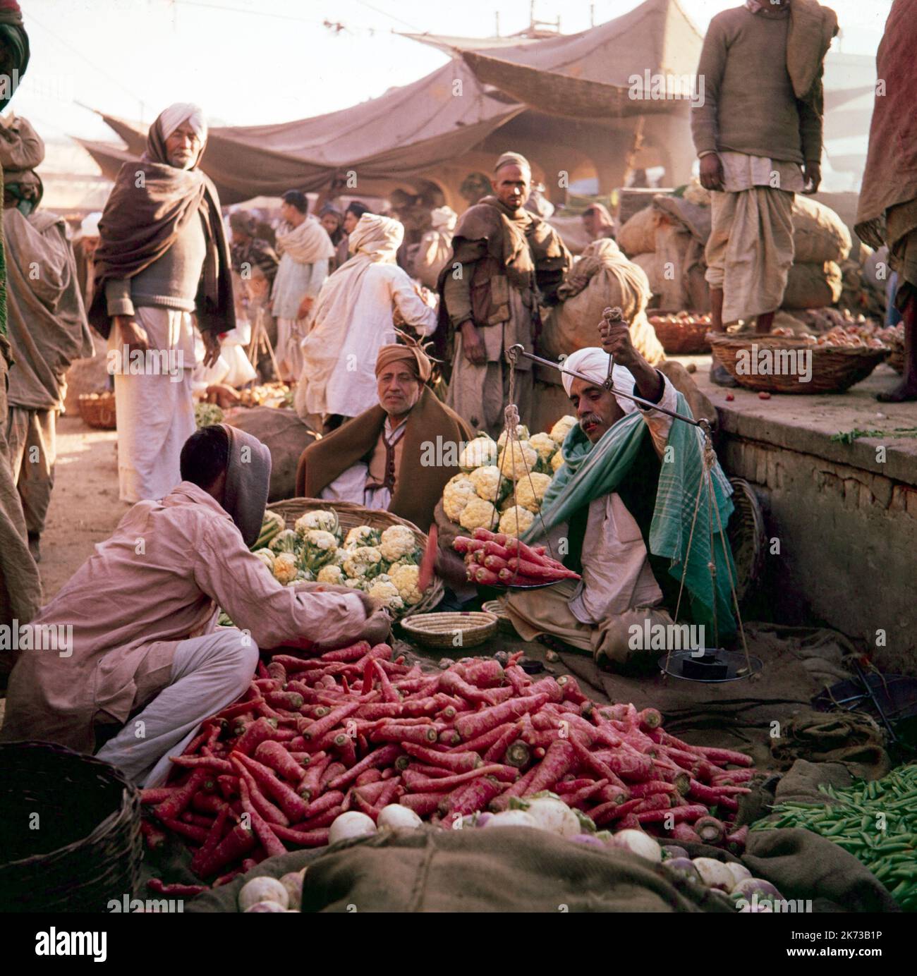 Une photographie couleur vintage de 1961 montrant des commerçants dans un marché de Subzi Mandi, ou légumes, à Delhi, en Inde. Banque D'Images
