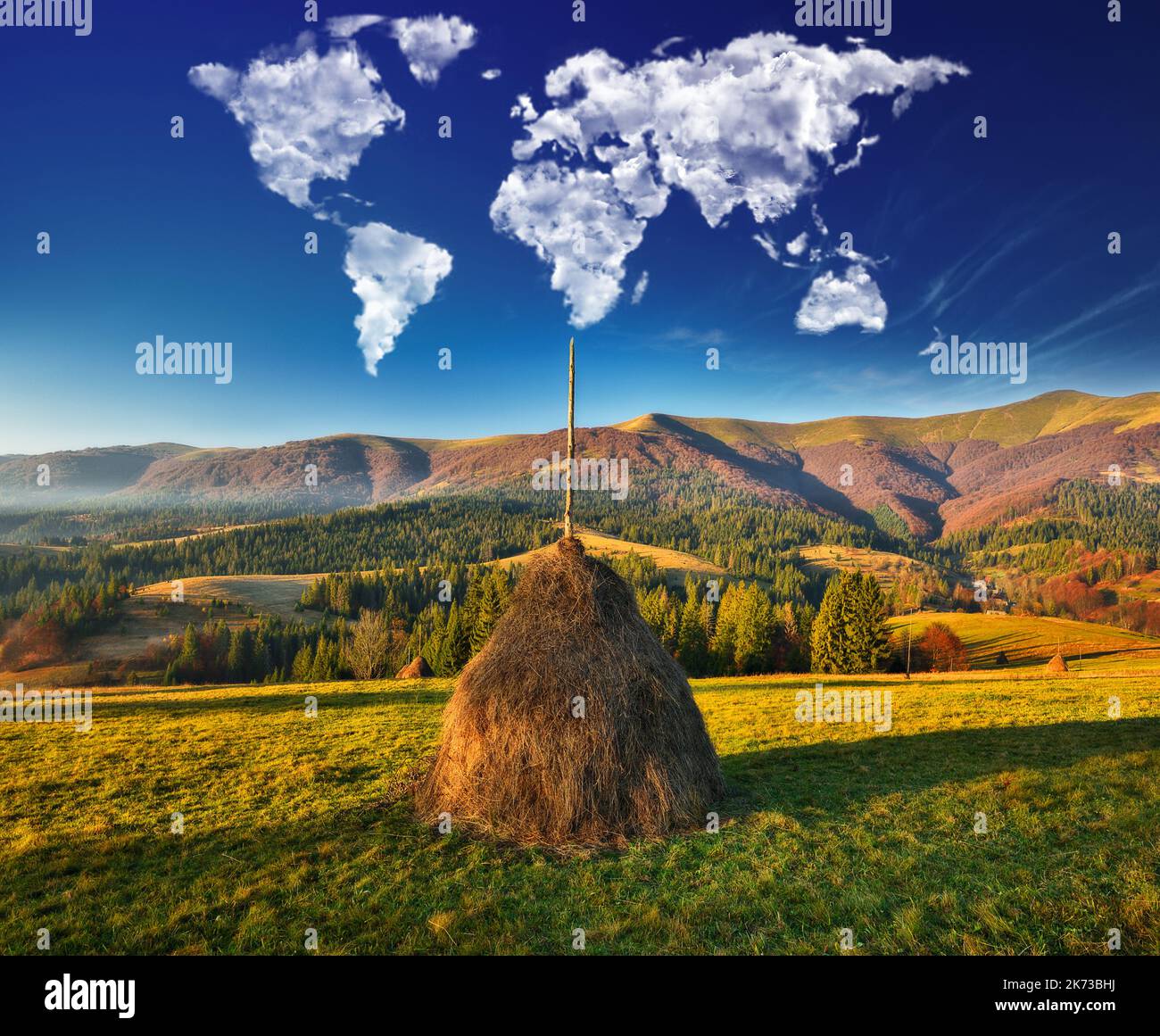 nuages sous la forme d'une carte du monde sur les montagnes. L'aube d'automne dans les Carpates. Concept de voyage et de paysage Banque D'Images