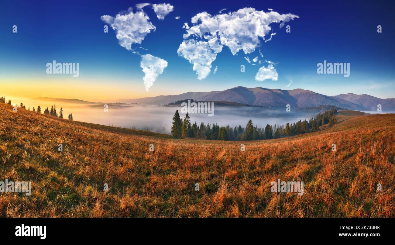 nuages sous la forme d'une carte du monde sur les montagnes. L'aube d'automne dans les Carpates. Concept de voyage et de paysage Banque D'Images