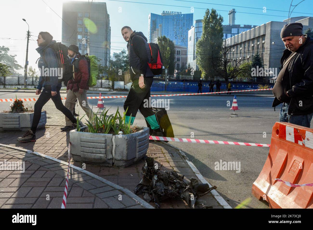 Kiev, Ukraine. 17th octobre 2022. Les gens marchent devant les restes d'un drone après une attaque du matin à Kiev. Il a été signalé que cinq explosions distinctes se sont produites à Kiev en raison des attaques menées par les forces russes dans les premières heures de la matinée. La Russie a attaqué Kiev sur 17 octobre 2022 avec des drones kamikaze fabriqués par l'Iran. Par conséquent, des bâtiments administratifs et résidentiels ont été endommagés. (Photo par Aleksandr Gusev/SOPA Images/Sipa USA) crédit: SIPA USA/Alay Live News Banque D'Images