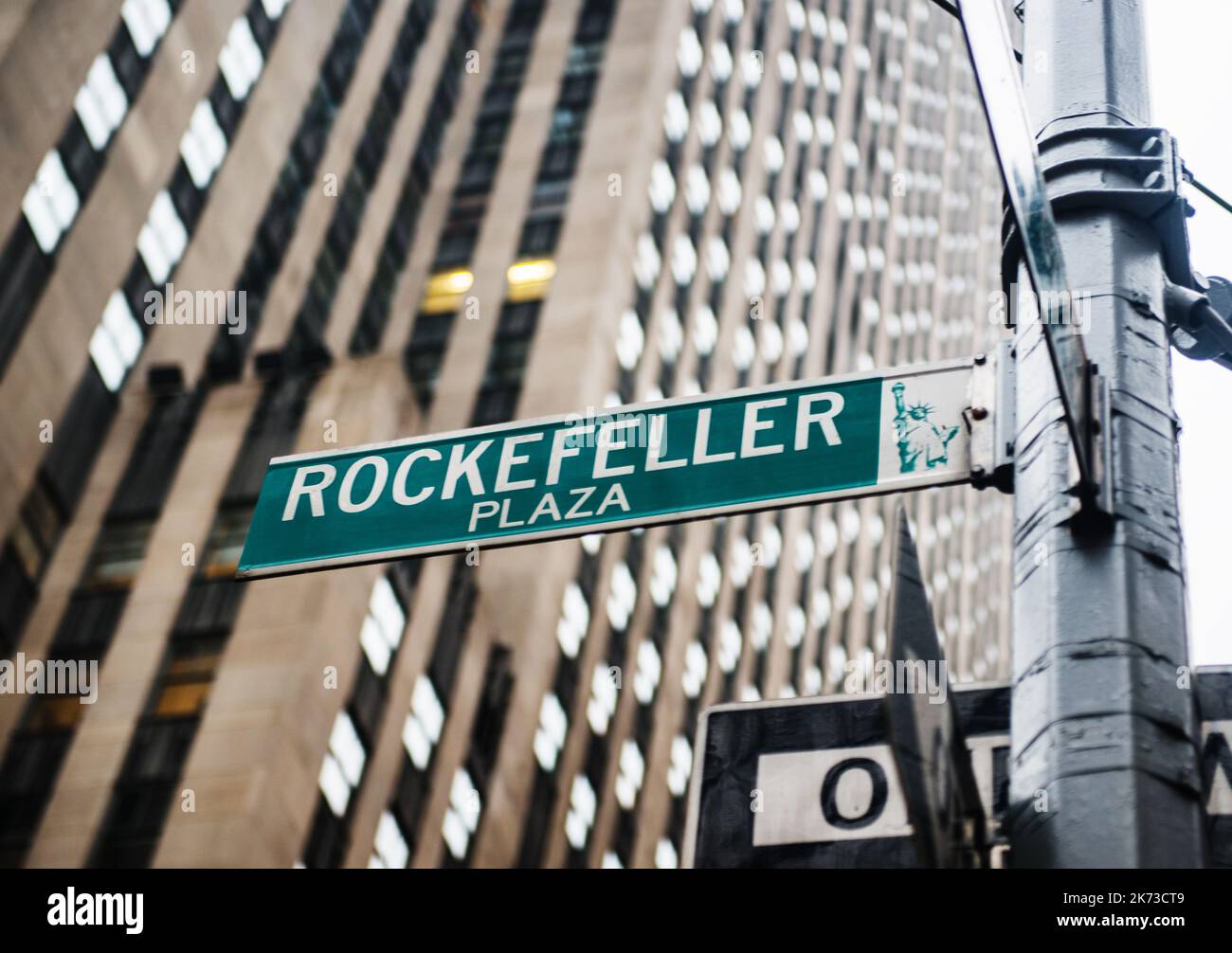 Panneau indiquant Rockefeller plaza, Manhattan, New York Banque D'Images