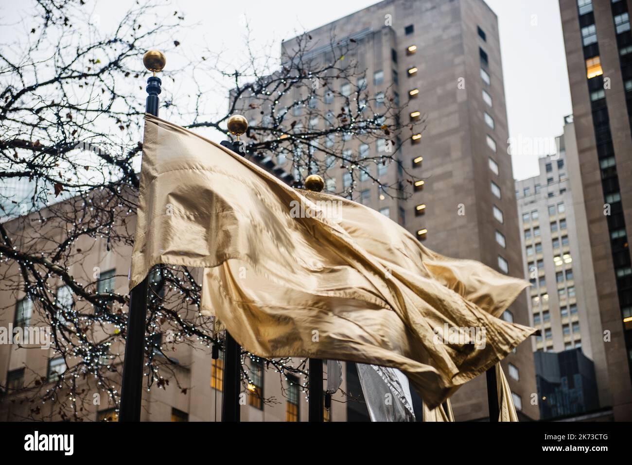 Drapeaux d'or au Rockefeller Center pour les vacances, Manhattan, New York Banque D'Images