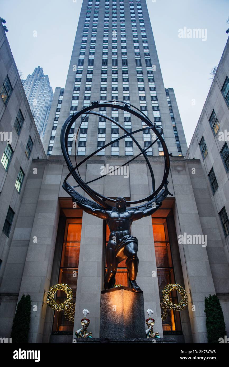 La statue de l'atlas au Rockefeller Center, Manhattan, New York Banque D'Images