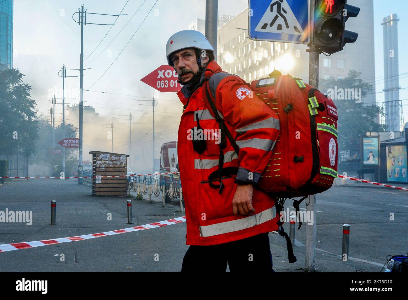 Kiev, Ukraine. 17th octobre 2022. Un medic vu devant un bâtiment en feu frappé par les forces russes à Kiev. Il a été signalé que cinq explosions distinctes se sont produites à Kiev en raison des attaques menées par les forces russes dans les premières heures de la matinée. La Russie a attaqué Kiev sur 17 octobre 2022 avec des drones kamikaze fabriqués par l'Iran. Par conséquent, des bâtiments administratifs et résidentiels ont été endommagés. (Photo par Aleksandr Gusev/SOPA Images/Sipa USA) crédit: SIPA USA/Alay Live News Banque D'Images