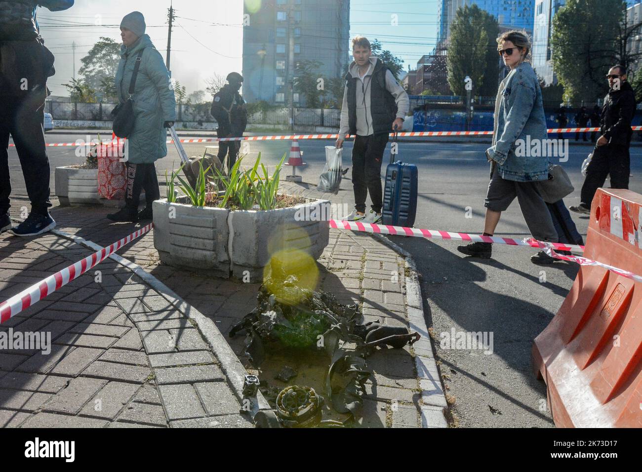 Kiev, Ukraine. 17th octobre 2022. Les gens marchent devant les restes d'un drone après une attaque du matin à Kiev. Il a été signalé que cinq explosions distinctes se sont produites à Kiev en raison des attaques menées par les forces russes dans les premières heures de la matinée. La Russie a attaqué Kiev sur 17 octobre 2022 avec des drones kamikaze fabriqués par l'Iran. Par conséquent, des bâtiments administratifs et résidentiels ont été endommagés. (Photo par Aleksandr Gusev/SOPA Images/Sipa USA) crédit: SIPA USA/Alay Live News Banque D'Images