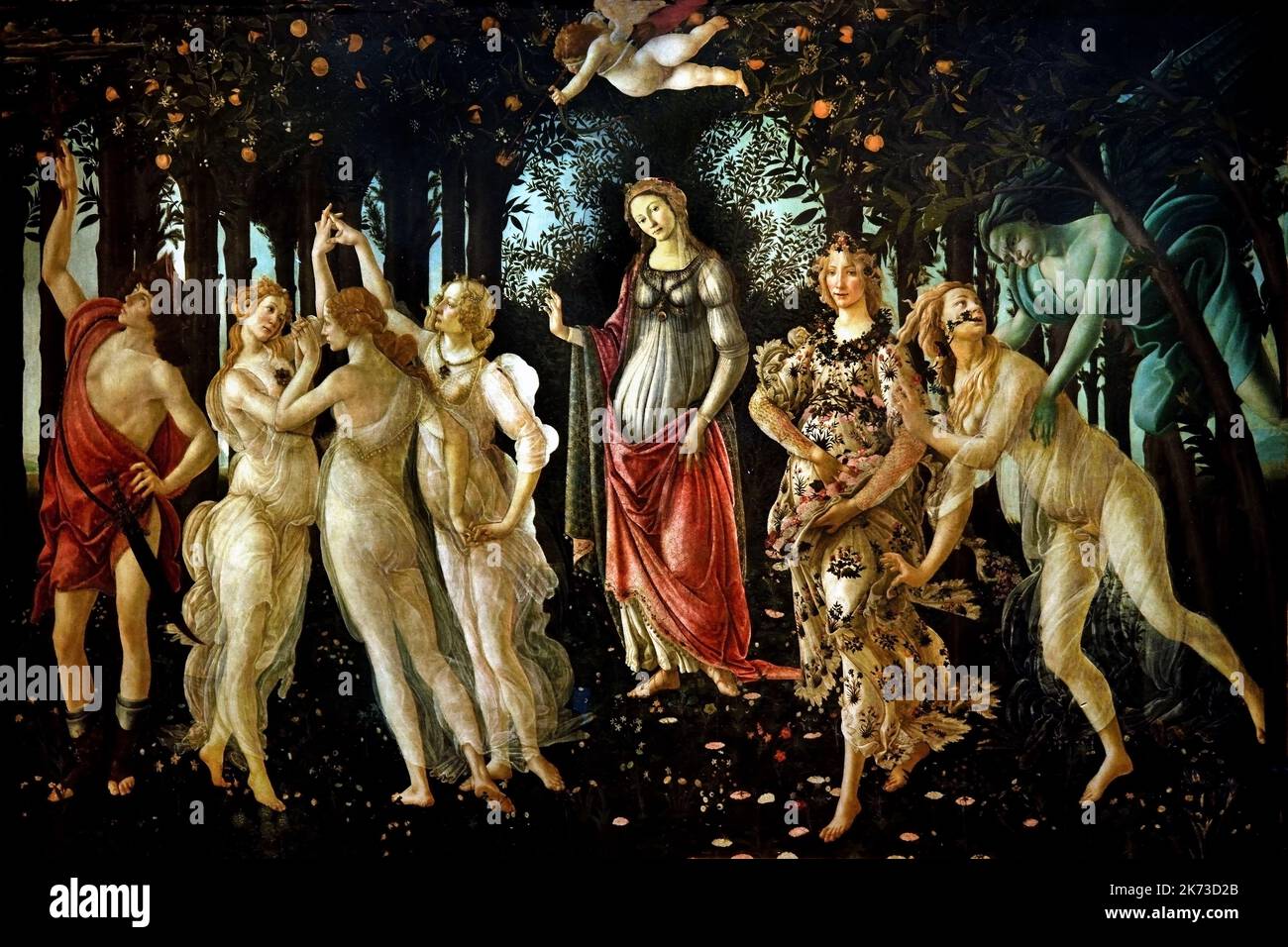 Spring, Primavera of Spring, Sandro Botticelli (Florence 1445 -1510) , Florence, Italie. ( Zephyrus, embrasse ,nymph Chloris avant de la prendre; elle est ensuite représentée après sa transformation en Flora, la déesse du printemps. Centre de la peinture a dominé la déesse de l'amour et de la beauté, Vénus, les yeux bandés Cupidés, tirant sa flèche de l'amour) Banque D'Images