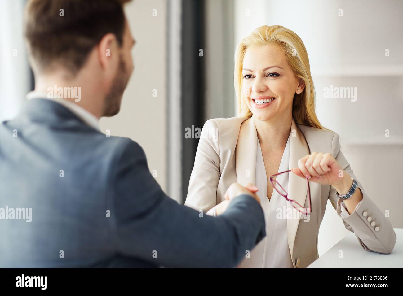 femme d'affaires traite contrat poignée de main poignée de main traite agent d'affaires contrat client Banque D'Images