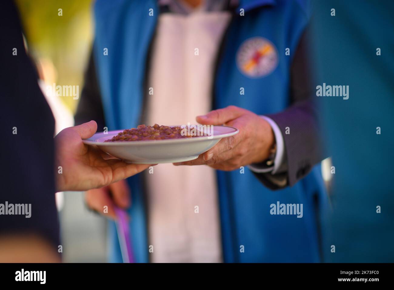 17 octobre 2022, Saxe-Anhalt, Dessau-Roßlau : un employé de la Bahnhofsmission remet une assiette de soupe sur la piste de la gare de Dessau. Le stand a été établi pour la Journée de la pauvreté. La campagne sous la devise « une fois que vous mangez, vous êtes plein deux fois » a été destinée à attirer l'attention sur la pauvreté croissante. Une assiette de soupe coûte 2,50 euros. On a demandé aux clients de jeter le même montant que le don dans les boîtes de collecte. Les dons ainsi recueillis bénéficieront à la mission de la gare de Dessau. Photo: Klaus-Dietmar Gabbert/dpa Banque D'Images