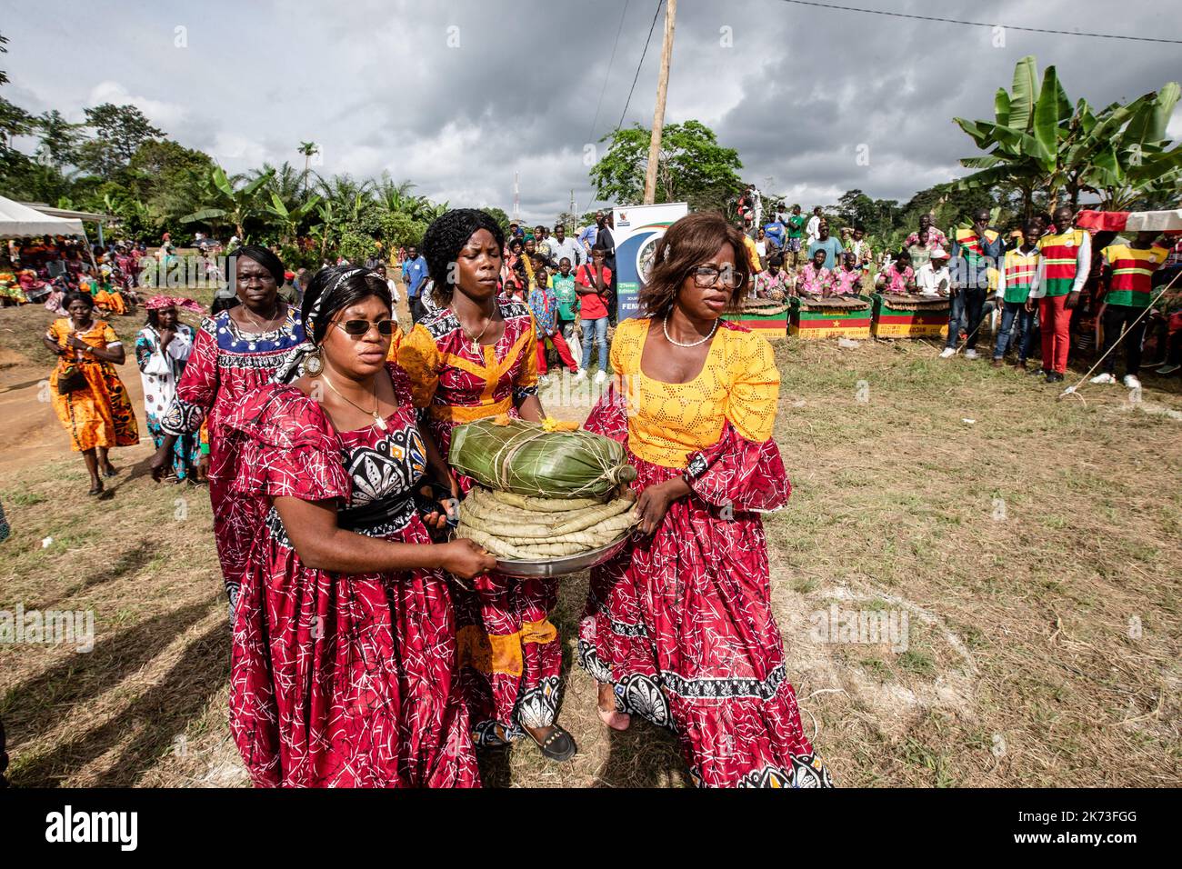 Les femmes rurales apportent le manioc traditionnel rouleau long. La Journée internationale des femmes rurales célébrée au Cameroun et le Ministère de l'autonomisation des femmes et de la famille ont lancé les célébrations à Nguibassal, Centre Cameroun. La Journée internationale a été créée par les Nations Unies et observée pour la première fois en 2008. Parmi les célébrants, on comptait près de 2000 femmes rurales de communautés comme Ngog-Mapubi, Bondjock, Makak, Dibang et d'autres. Dans un monde où les disparités entre les sexes se sont intensifiées, où les femmes sont confrontées à des problèmes de propriété du bétail, d'égalité de rémunération, de participation à la prise de décisions et d'accès Banque D'Images
