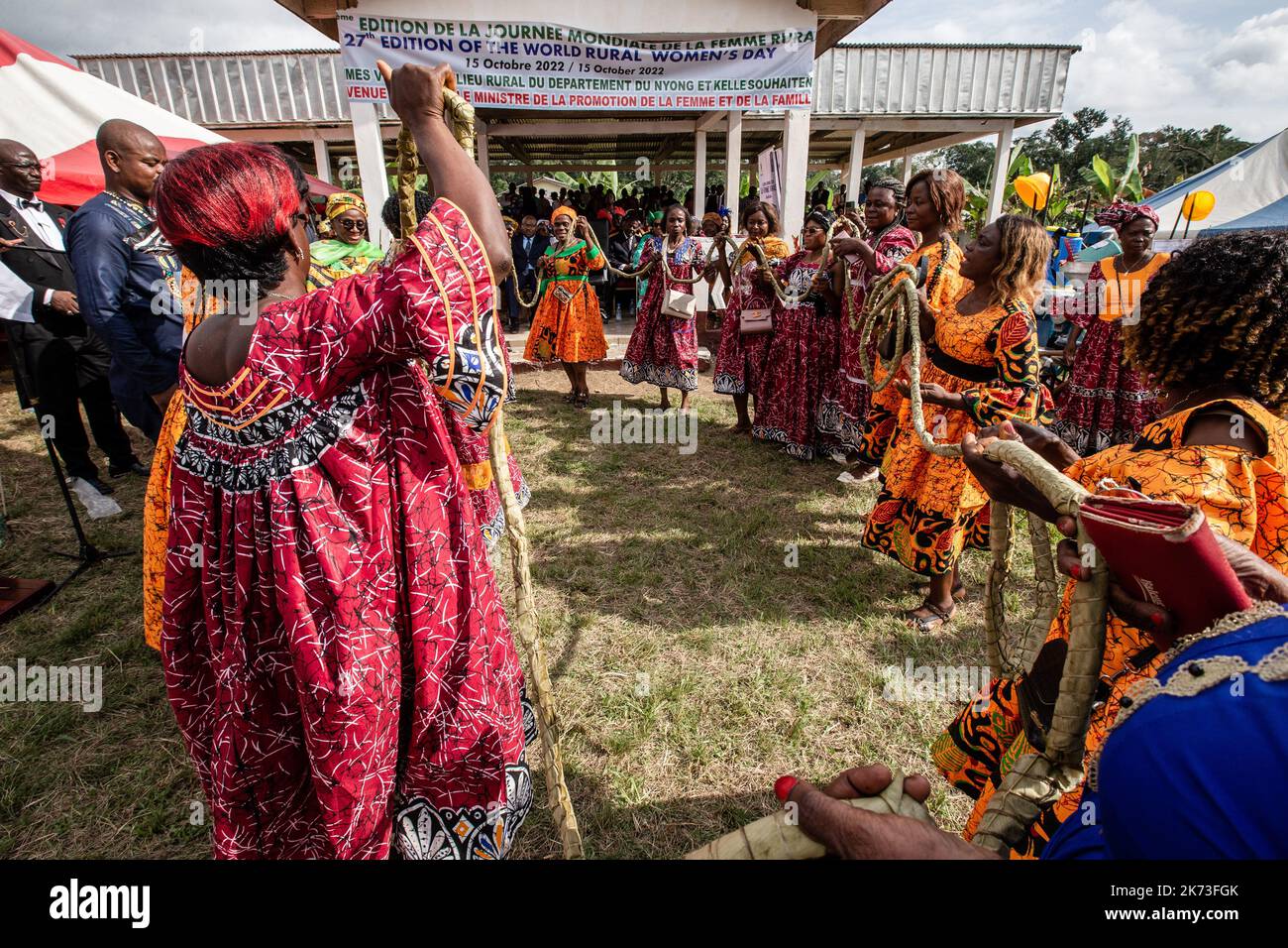 Femmes rurales célébrant avec le manioc traditionnel rouleau long. La Journée internationale des femmes rurales célébrée au Cameroun et le Ministère de l'autonomisation des femmes et de la famille ont lancé les célébrations à Nguibassal, Centre Cameroun. La Journée internationale a été créée par les Nations Unies et observée pour la première fois en 2008. Parmi les célébrants, on comptait près de 2000 femmes rurales de communautés comme Ngog-Mapubi, Bondjock, Makak, Dibang et d'autres. Dans un monde où les disparités entre les sexes se sont intensifiées, où les femmes sont confrontées à des problèmes de propriété du bétail, d'égalité des salaires, de participation à la prise de décisions Banque D'Images