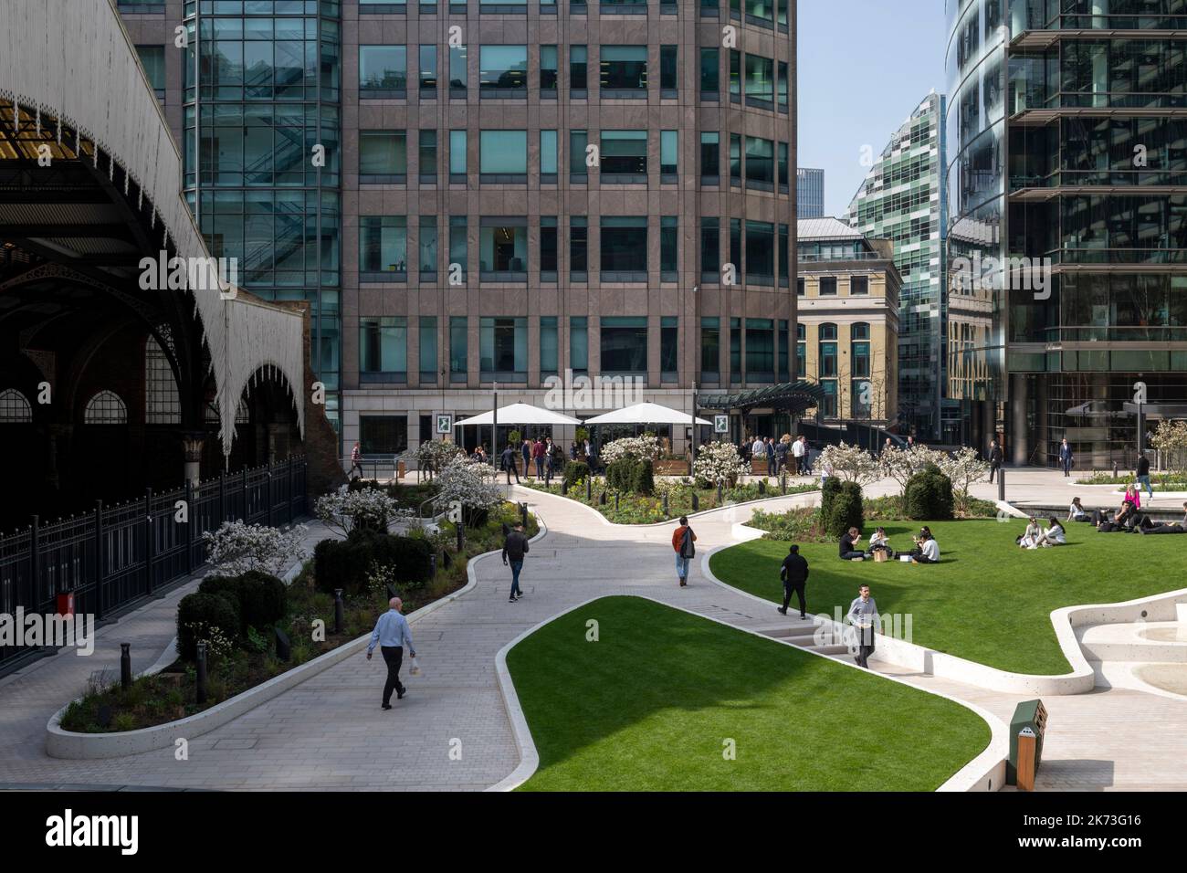 Vue du milieu sur le carré montrant les chemins et l'espace vert. Exchange Square, Londres, Royaume-Uni. Architecte: DSDHA, 2022. Banque D'Images