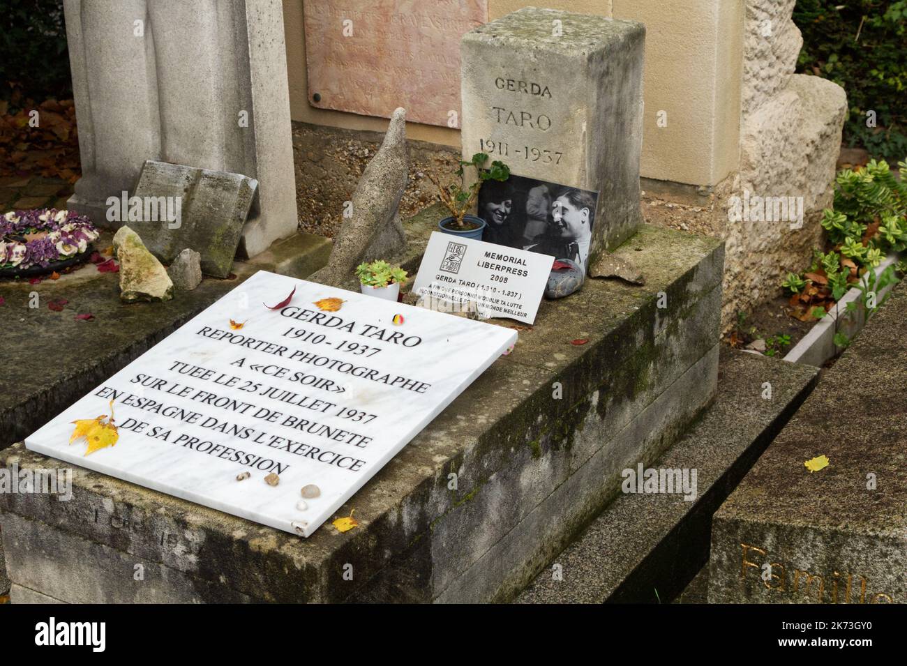 Tombe de Gerda Taro (Gerta Pohorylle), grand photographe tué pendant la guerre civile espagnole - Division 97 - cimetière de Pére Lachaise - Paris Banque D'Images Tombe de Gerda Taro (Gerta Pohorylle), grand photographe tué pendant la guerre civile espagnole - Division 97 - cimetière de Pére Lachaise - Paris Banque D'Images