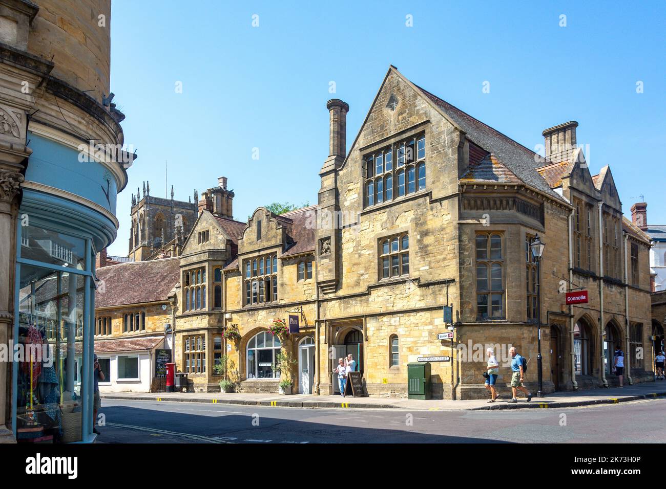 Scène de rue, Half Moon Street, Sherborne, Dorset, Angleterre, Royaume-Uni Banque D'Images