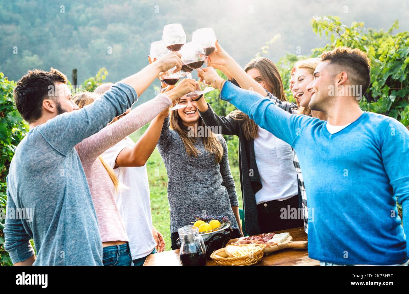 Des amis de fantaisie appréciant le temps de la moisson en buvant ensemble à la ferme campagne - boire concept de style de vie avec les jeunes toaster le vin rouge Banque D'Images