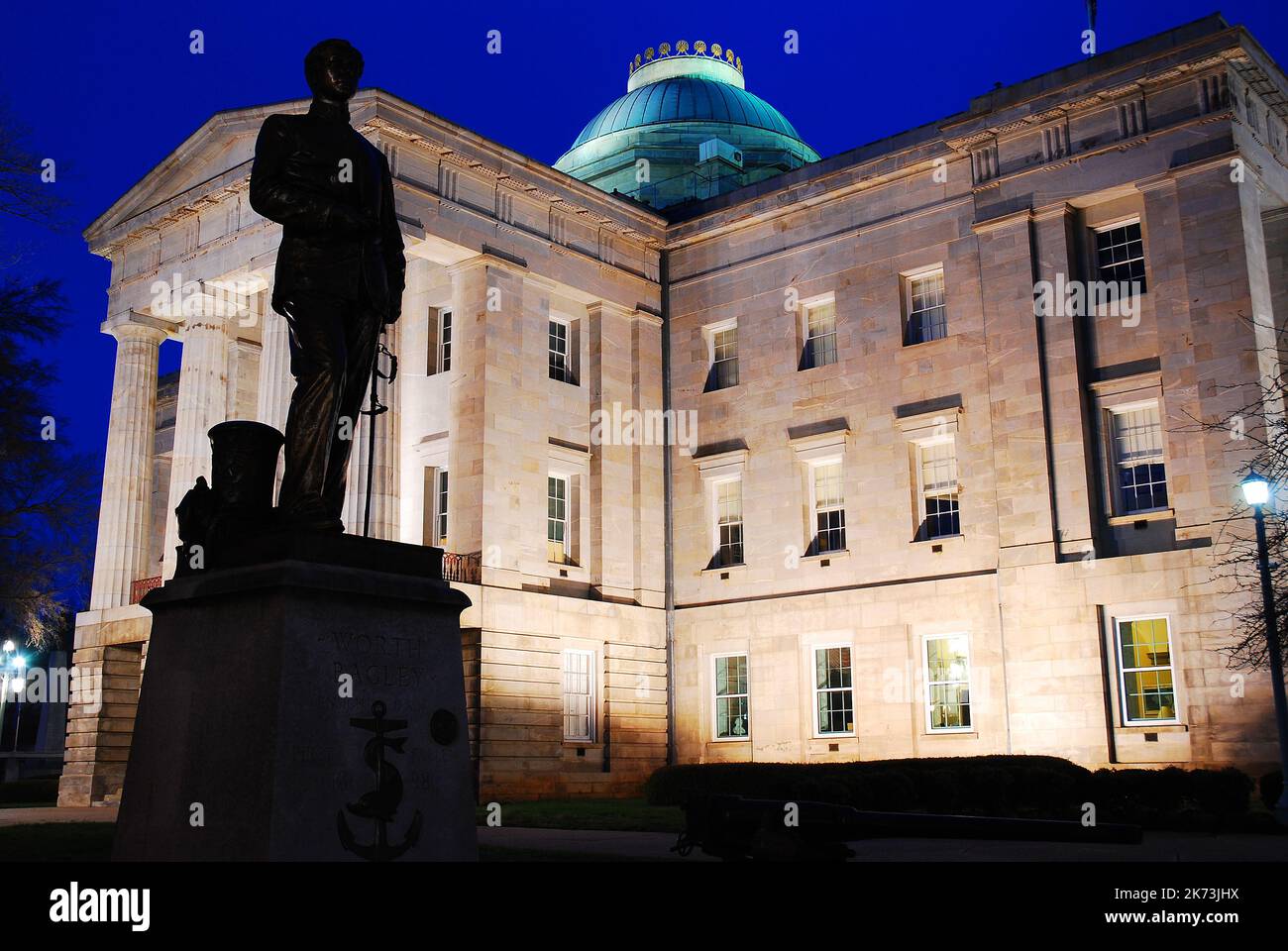 Une sculpture d'Ensign Worth Bagley, un héros de la Marine espagnole de la guerre américaine, se dresse devant le Capitole de l'État de Caroline du Nord, à Raleigh Banque D'Images