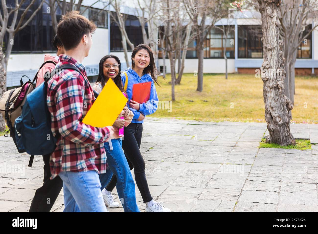 Divers groupes d'amis étudiants adolescents marchant à l'extérieur à l'école secondaire Banque D'Images