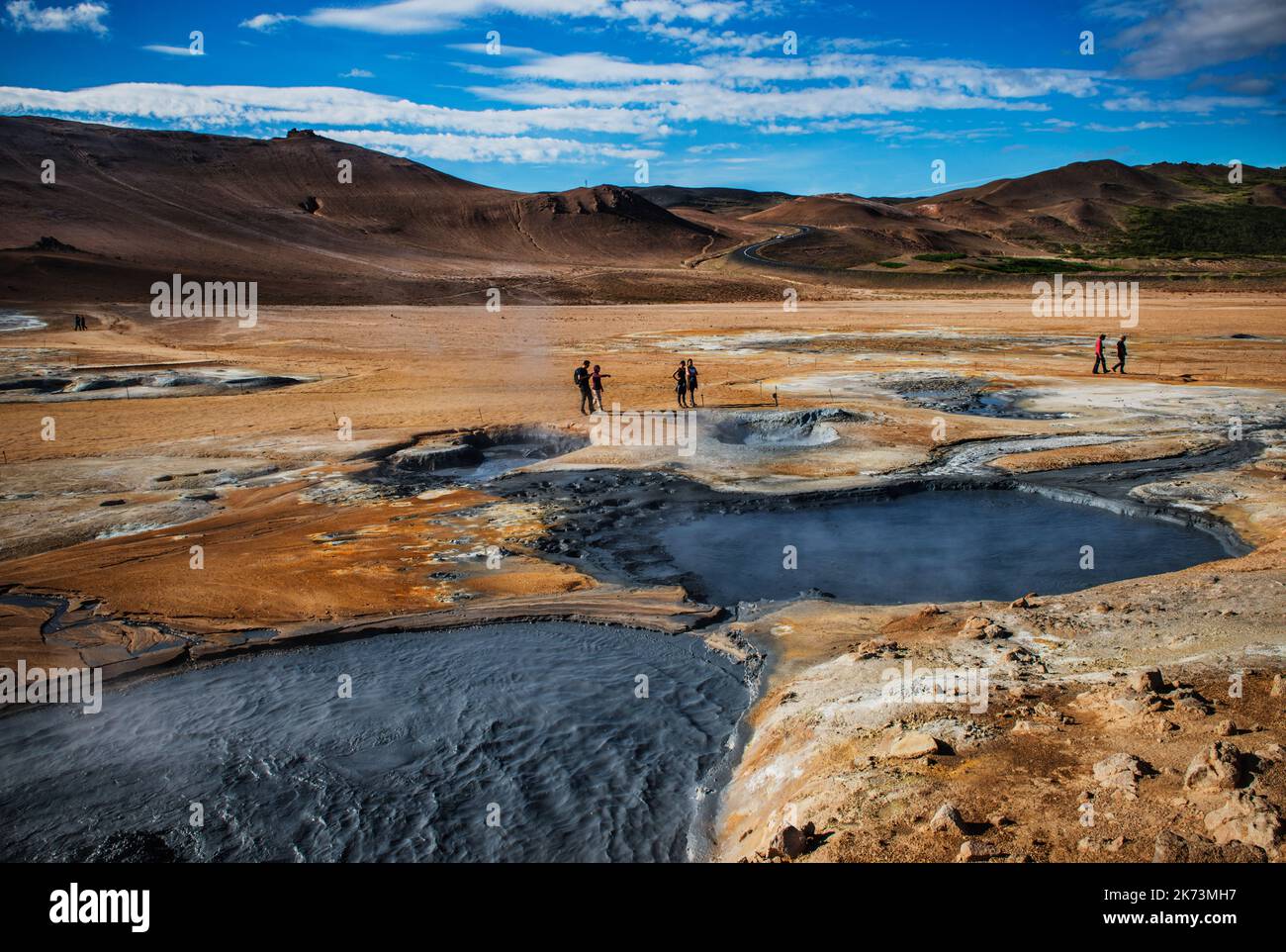 Hverir, une zone géothermique connue pour ses piscines de boue et de vapeur de fumeroles émettant du gaz sulfurique, Namafjall, Islande Banque D'Images