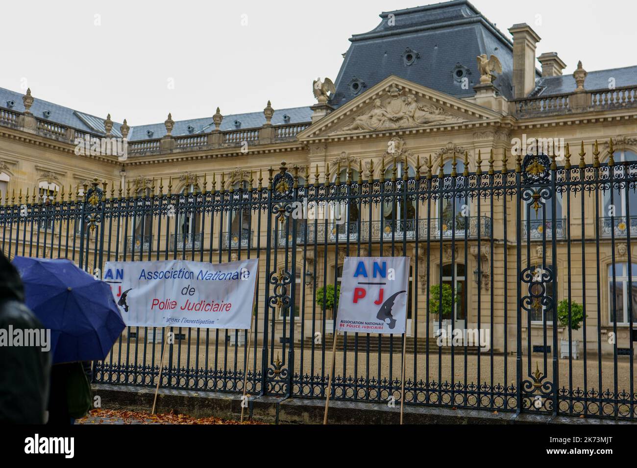 Versailles, France, 17/10/2022. Les policiers, les juges et les membres de la police manifestent contre le projet de loi du gouvernement qui veut réformer la police judiciaire. Pierre Galan/Alamy Live News Banque D'Images