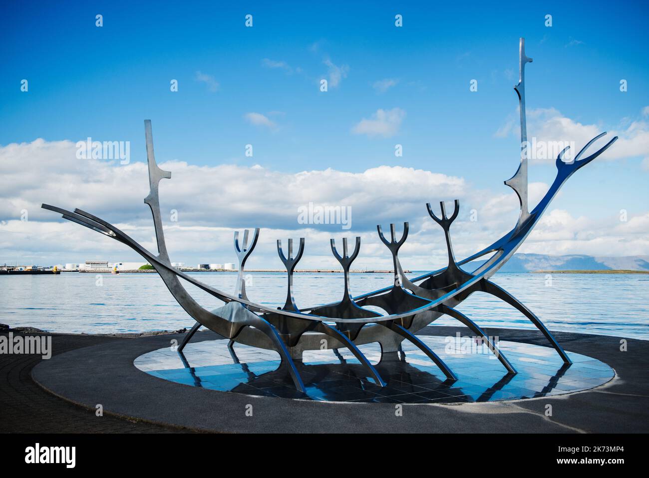 La sculpture sur bateau Sólfar (Sun Voyager) par Jón Gunnar Árnason, Reykjavik Waterfront Banque D'Images