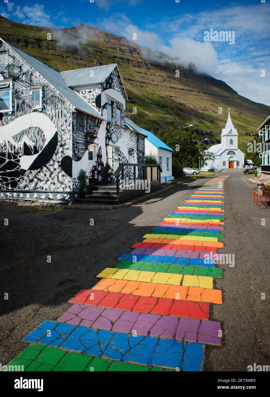 Sentier arc-en-ciel à travers le village de Seydisfjordur, seyðisfjörður, Islande, Scandinavie, Europe Banque D'Images