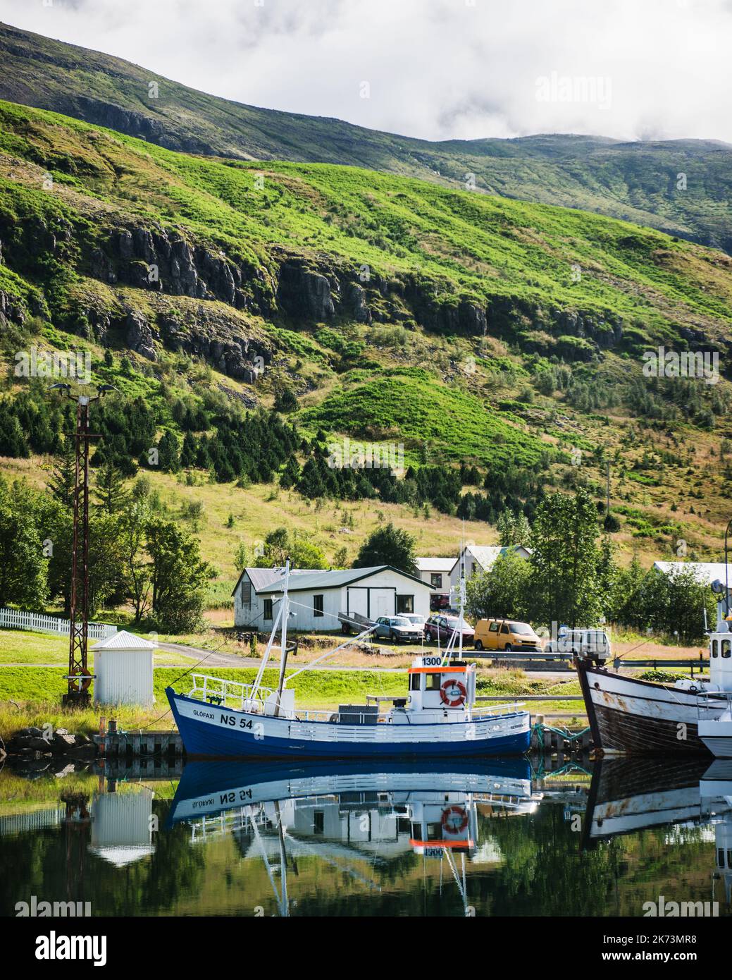 Bateaux sur le lac dans le village de Seydisfjordur, seyðisfjörður, Islande, Scandinavie, Europe Banque D'Images