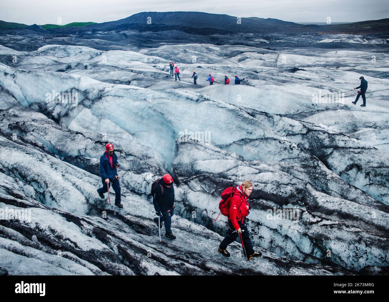 Randonneurs marchant le long des Glaciers du parc national de Skaftafell, Vatnajökull, sud-est de l'Islande, Scandinavie, Europe Banque D'Images