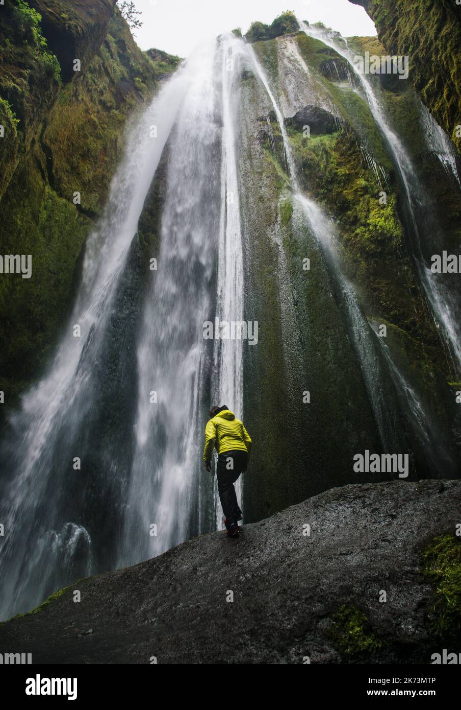 Randonnée pédestre jusqu'à la cascade de Kvernufoss, sud de l'Islande, Scandinavie, Europe Banque D'Images