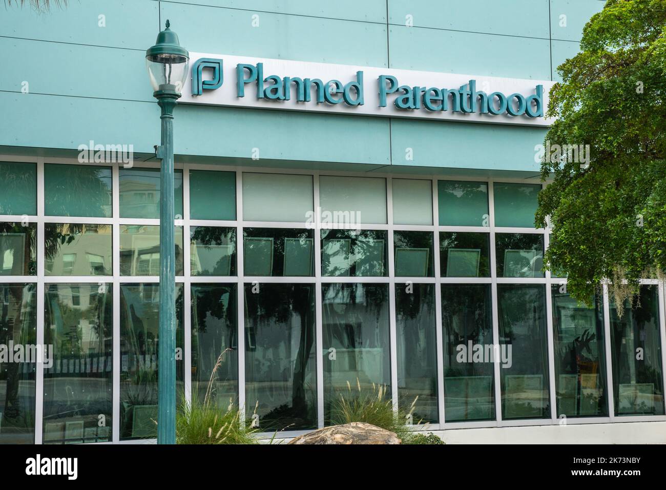 Sarasota, FL, US-25 septembre 2022: Front of Planned Parenthood Clinic qui est une organisation à but non lucratif qui fournit des services de santé reproductive. Banque D'Images