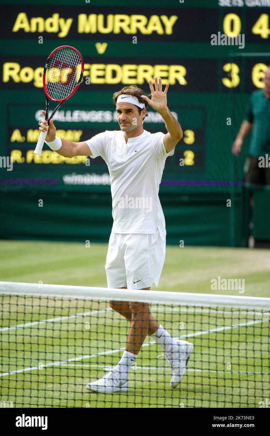 Championnats de Wimbledon 2015, Roger Federer célèbre après avoir battu Andy Murray dans la demi-finale hommes-célibataires sur le court du Centre. Banque D'Images