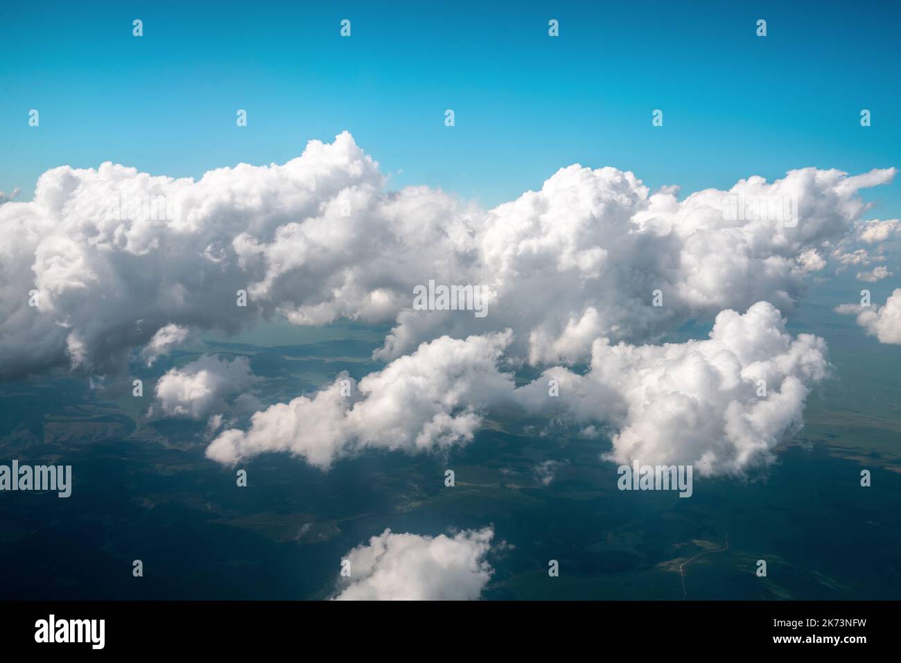 Une vue panoramique sur la lumière du jour et sur tous les nuages sous le ciel bleu, vue sur les nuages et les montagnes, concept de papier peint. Photo de haute qualité Banque D'Images