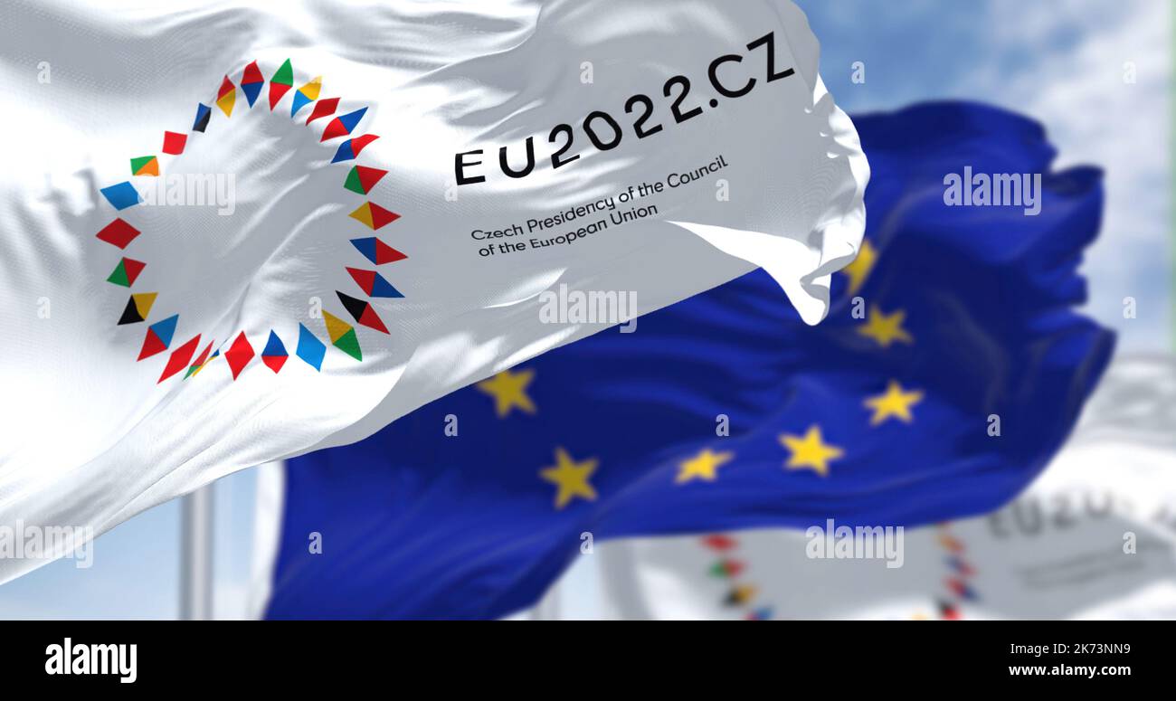 Prague, CZE. Octobre 2022: Drapeaux de la présidence du Conseil européen tchèque agitant avec le drapeau de l'UE. La République tchèque sera présidente Banque D'Images