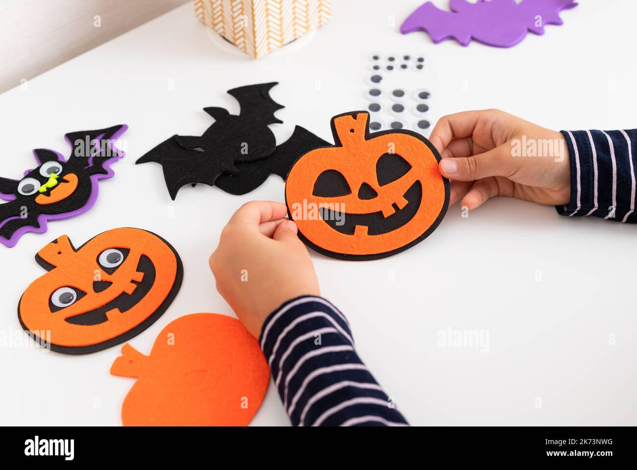 les enfants tiennent les décorations de citrouille d'halloween avec le visage effrayant Banque D'Images
