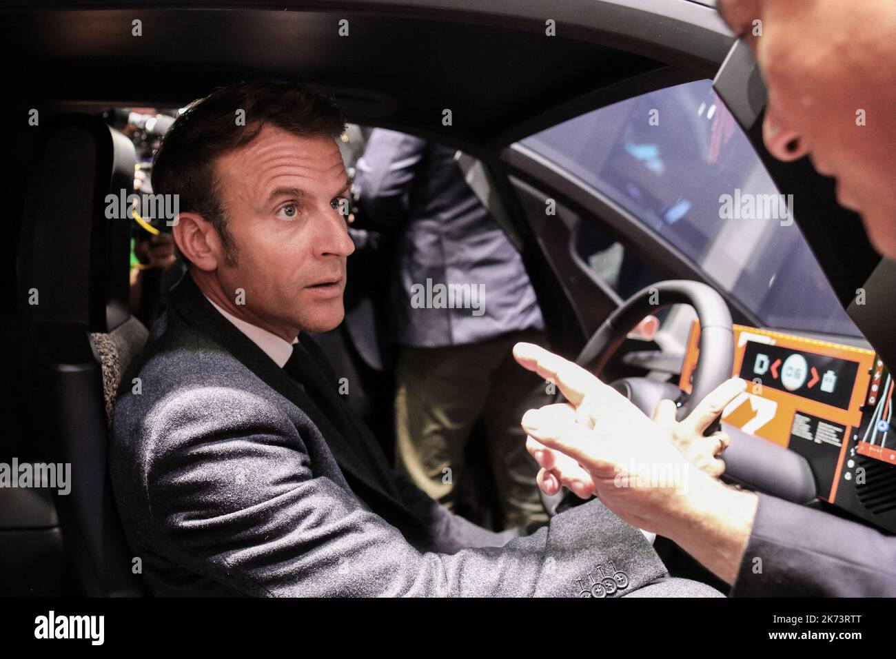 Paris, France. 17th octobre 2022. Le président français Emmanuel Macron au salon mondial de l'automobile 2022 à Paris, en France, sur 17 octobre 2022. Photo de Stephane Lemouton/Pool/ABACAPRESS.COM crédit: Abaca Press/Alay Live News Banque D'Images