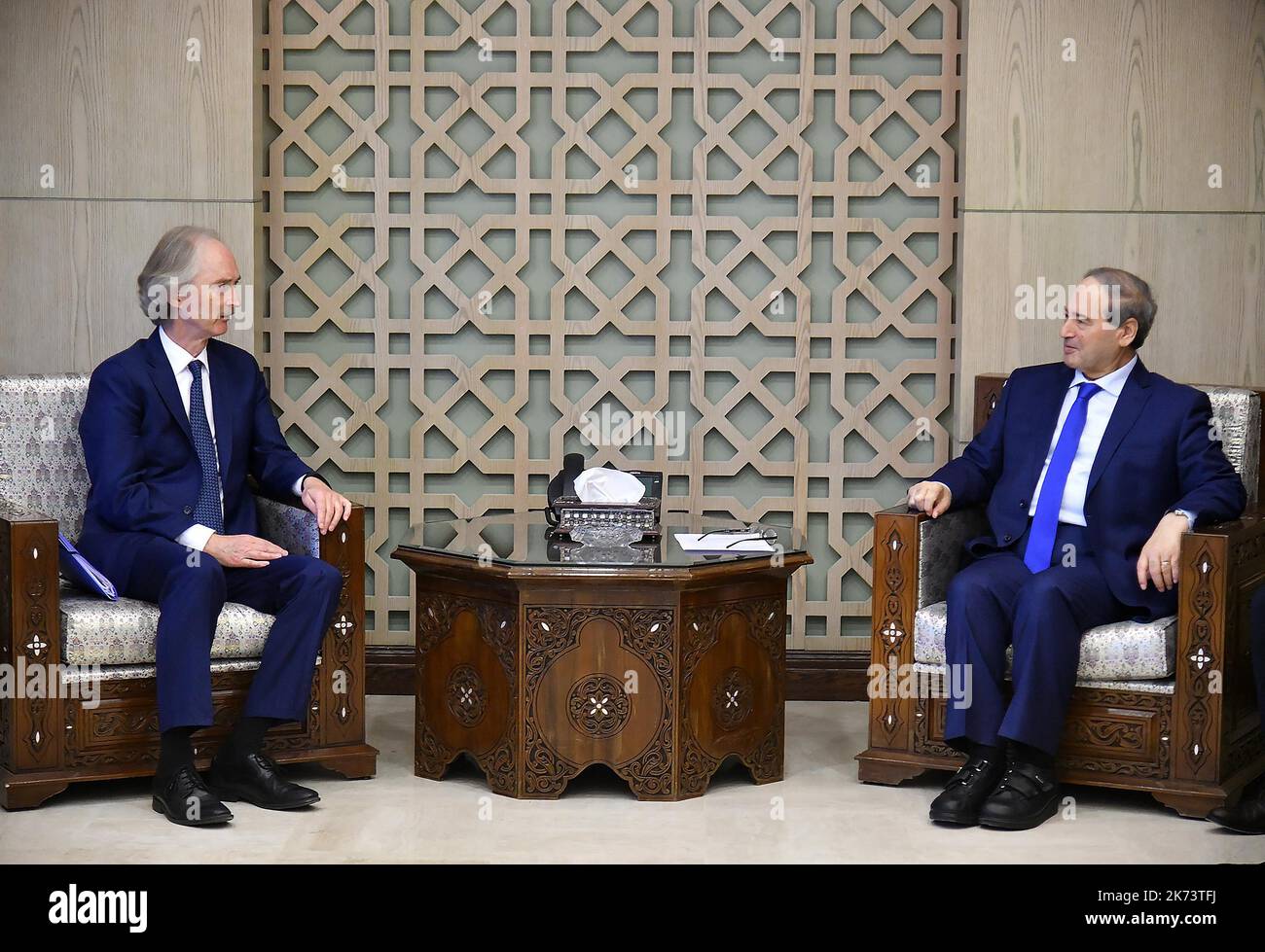 Damas, Syrie. 17th octobre 2022. L'envoyé spécial de l'ONU en visite en Syrie, Geir Pedersen (L), rencontre le ministre syrien des Affaires étrangères, Faisal Mekdad, à Damas (Syrie), le 17 octobre 2022. POUR ALLER AVEC "l'envoyé spécial de l'ONU appelle à des progrès politiques vers la résolution de la crise syrienne" crédit: Ammar Safarjalani/Xinhua/Alamy Live News Banque D'Images