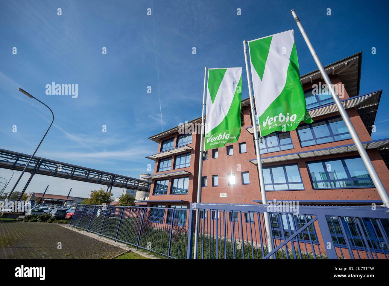 Schwedt, Allemagne. 17th octobre 2022. Des drapeaux portant le logo de la société survolent devant un immeuble de bureaux de l'usine Verbio Vereinigte BioEnergie AG sur le site de la raffinerie PCK. VERBIO produit principalement du bioéthanol, du biométhane et du biodiesel à l'usine. En tant qu'investisseur potentiel, la compagnie montre un grand intérêt pour la raffinerie de PCK. Credit: Christophe bateau/dpa/Alay Live News Banque D'Images